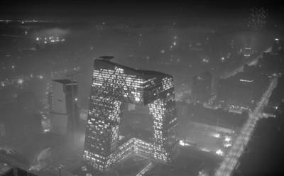 2012年1月23日凌晨，全城大范围燃放烟花后，央视大楼笼罩在一片雾霾中。资料图片 陈杰 摄