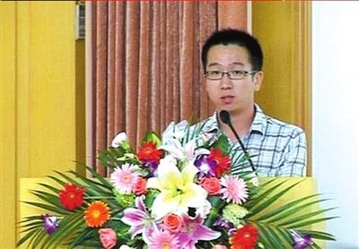 2010年，黄洋同学在复旦大学奖助仪式上发言。(资料图片)
