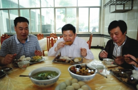 4月17日，湖南省畜牧水产局局长袁延文（中）带头吃鸡肉，他希望能消除许多人对鸡肉的恐惧。　　　图/记者辜鹏博