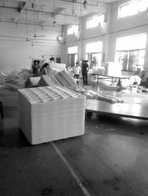 东莞一家隐蔽的发泡餐盒大工厂，每天生产的餐盒超过10万件（每件为500个）。