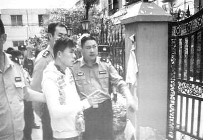 5月18日，警方带着涉嫌杀人的吴强指认现场录像截图。