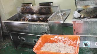 屏东市侯氏家族把病死猪肉，运到屏东县一间小学旁的肉品加工厂，还把可使用的病死猪肉放入油锅，做成排骨酥再贩卖给中下游厂商。联合报图