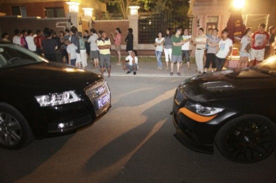 2011年9月 6日晚，L和苏姓同伴开着这辆经过改装的宝马车(右)，在西山华府南门与一辆奥迪车上的男子发生纠纷，因伤人被刑拘一年