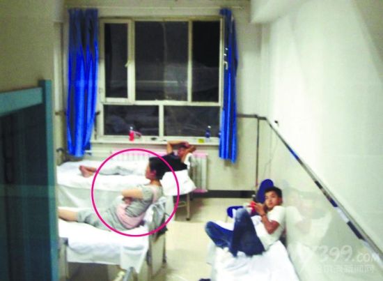 女犯罪嫌疑人在医院被警方监视待产。
