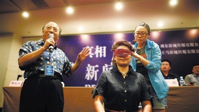  昨日，“中国魔王”傅腾龙和弟子徐越合作表演魔术“心灵感应”。当日，傅家班向媒体展示魔术，驳斥王林自称的“神功”。