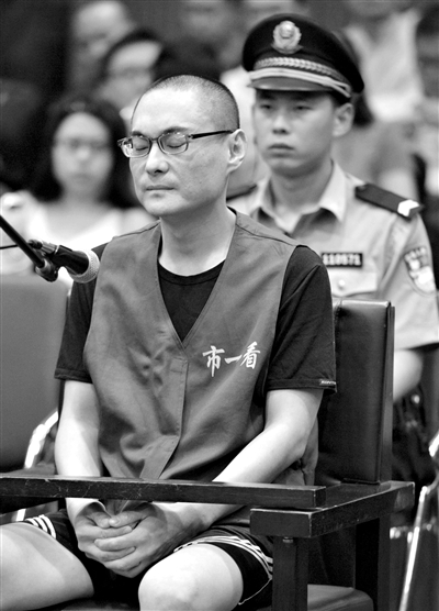 庭审现场，嫌疑人韩磊双目紧闭。新华社记者 公磊 摄