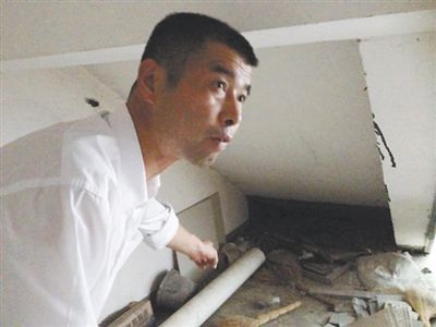 9月16日，陈新平带记者看当年发现妻子尸体的地方。 新京报记者 卢美慧 摄