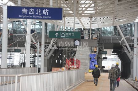 青岛北站七大系统调试完毕 乘客排队抢票