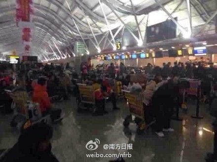 网友称郑州机场柜台电脑遭滞留乘客打砸(组图)