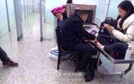 网友称郑州机场柜台电脑遭滞留乘客打砸(组图)
