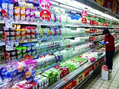 青岛超市牛奶酸奶全线降价促销 奶荒缓解