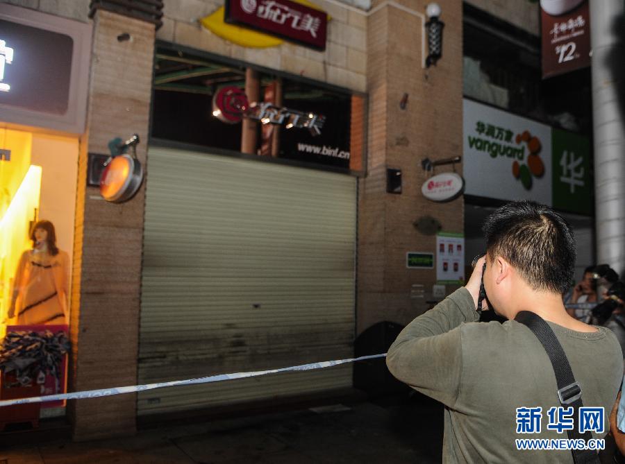 （新华网）（1）深圳一男子砍人后劫持两人质 和警方对峙两小时后被制服