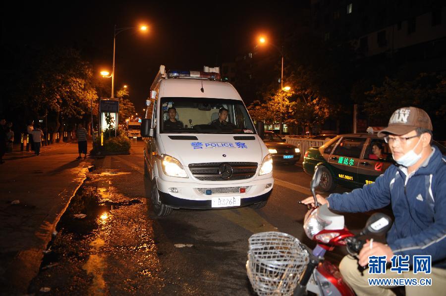 （XHDW）（2）深圳一男子砍人后劫持两人质 和警方对峙两小时后被制服