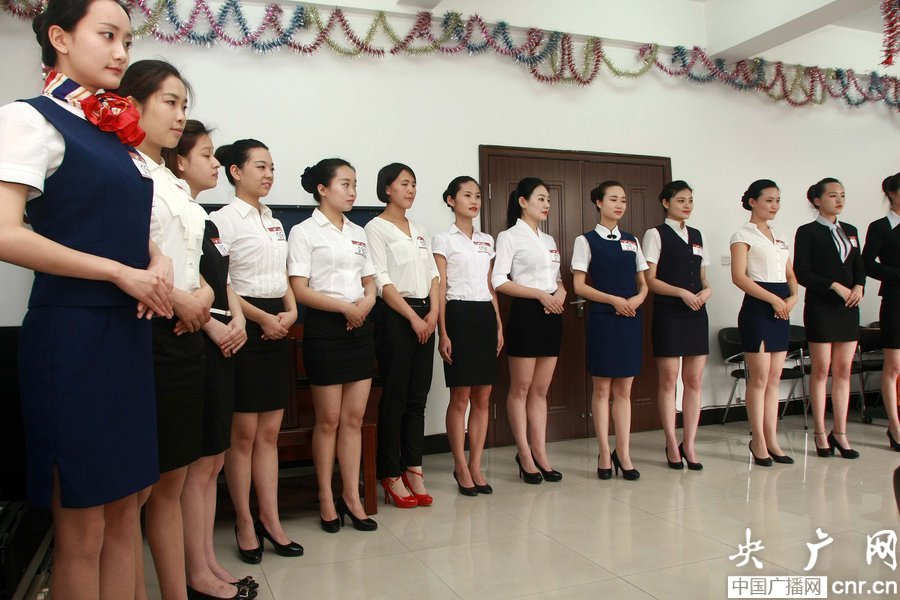 空乘招聘会场面如艺考 - 青岛新闻网