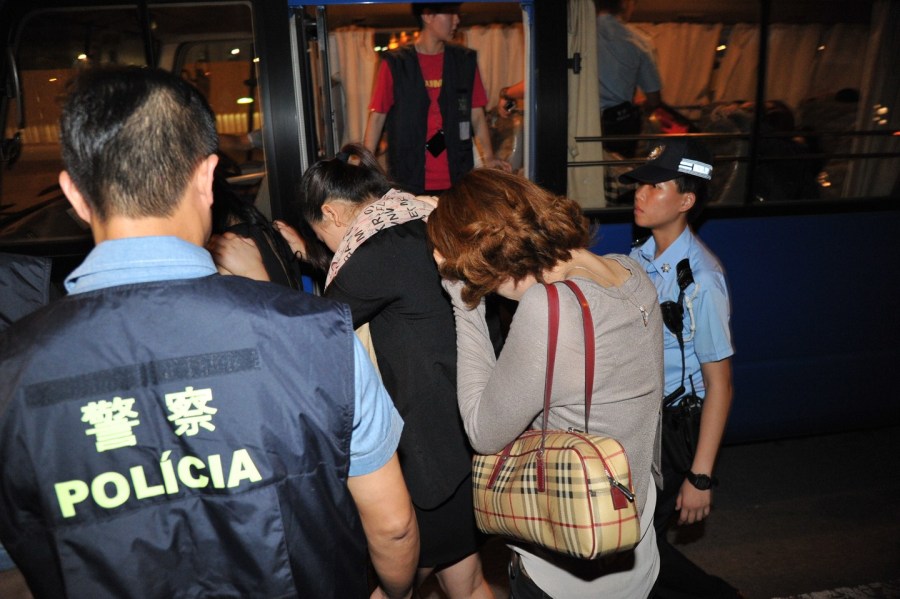 澳门深夜扫黄 29名内地女子被带走