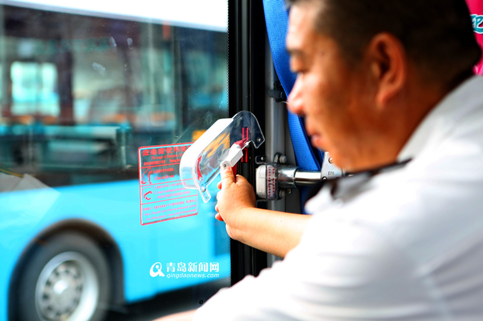 青岛温馨巴士防恐演习 高科技装备亮相