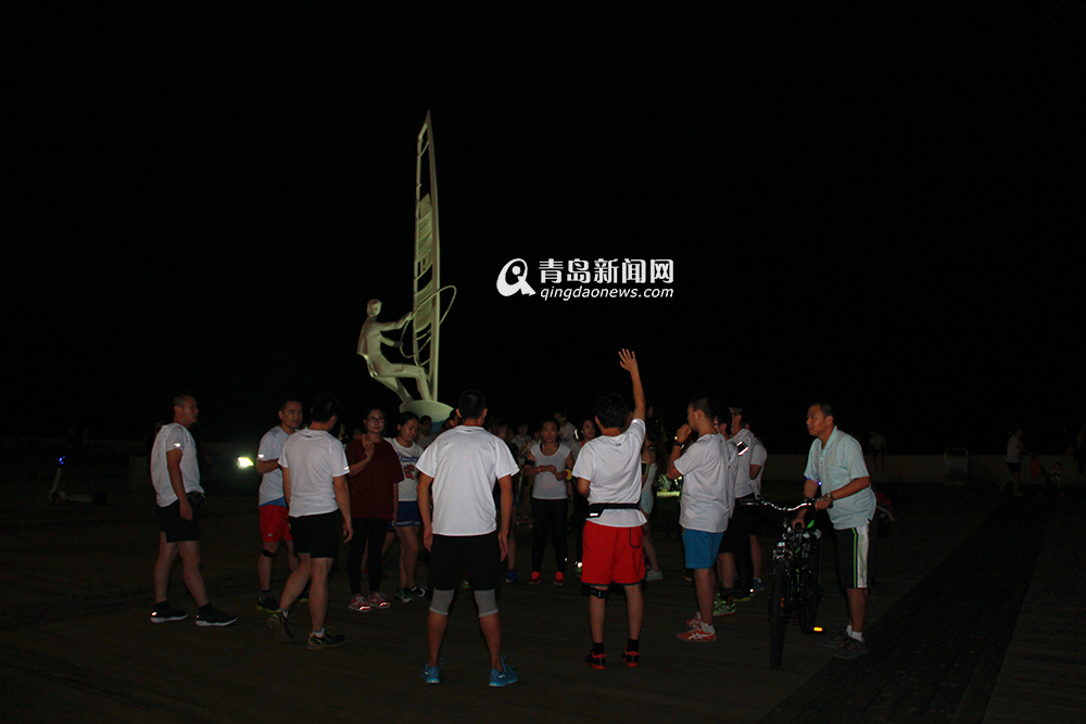 高清：实拍青岛夜跑团 夜幕海岸边的活力使者