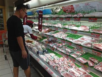 市民在丽达商场挑选猪肉