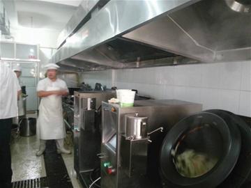 青岛两学校引进机器人厨师