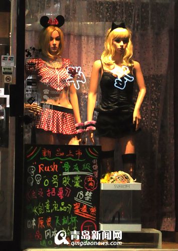 独家：香港花园充气娃娃搬上橱窗 路人脸红