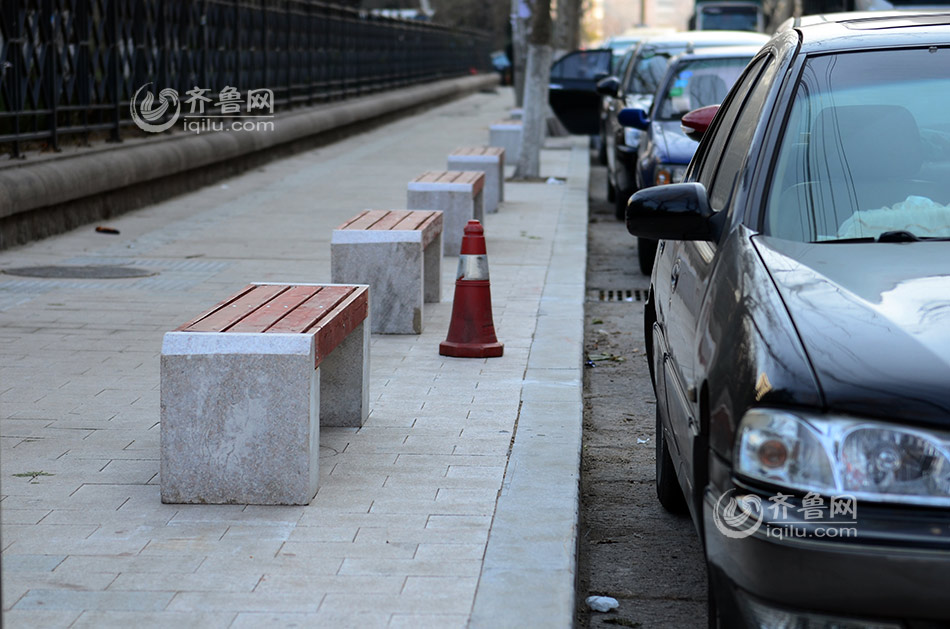 青岛现防乱停车神器 400米路装56长凳甚是壮观