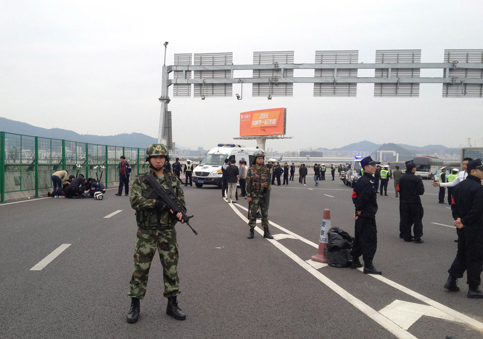 深圳宝安机场一奔驰失控撞向行人 已致9死23伤