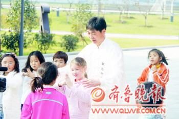 孙日成教外国孩子练习鸳鸯螳螂拳。(图片由本人提供)
