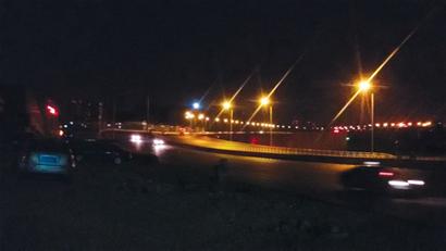 重庆路高架桥半亮半黑遭吐槽