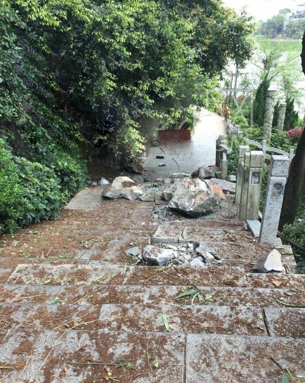 广西桂林一景区游客被滚石击中 已致7人死