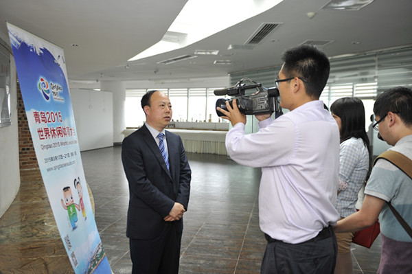 青岛市外宣办主任薛庆增接受记者采访。