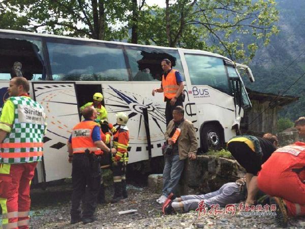 青岛30名游客阿尔卑斯山出车祸 5人重伤