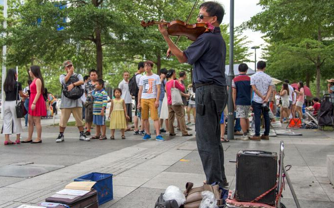 深圳街头艺人正式"持证上岗"