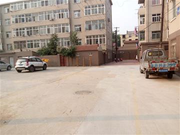 重庆中路老楼院改造解决停车 每个车位标注车号