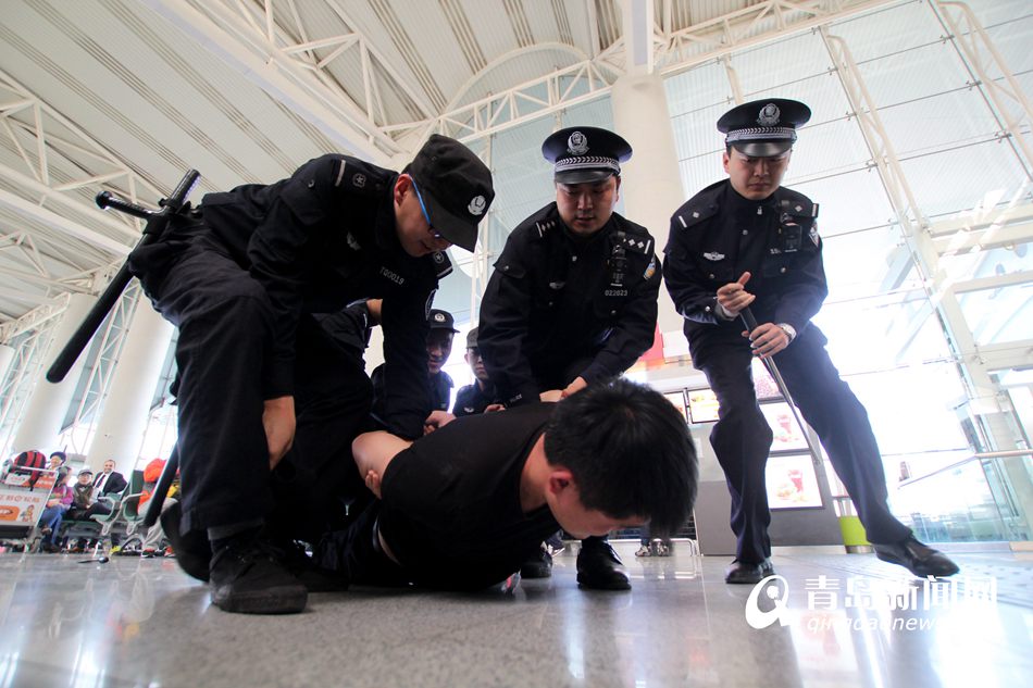 青岛机场举行反恐演习 机器人现场排爆