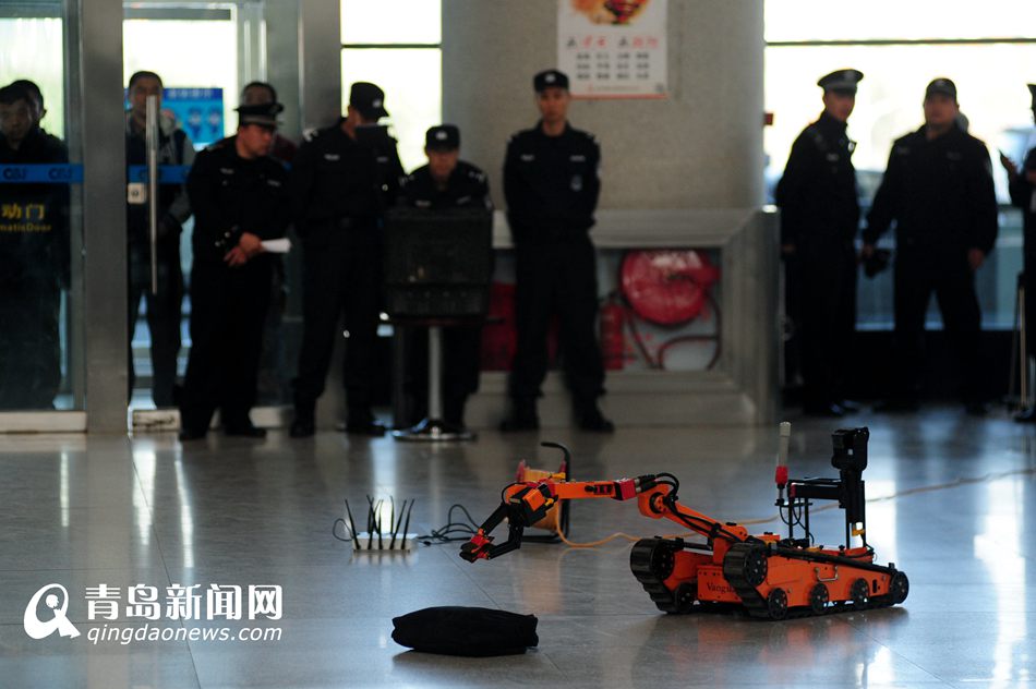 青岛机场举行反恐演习 机器人现场排爆