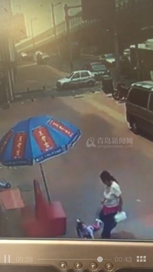 4岁女孩路边遭陌生女子暴打 家长已报警(视频)