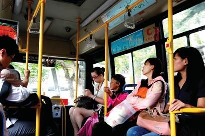 调查:青岛公交车能否全开空调 你怎么看