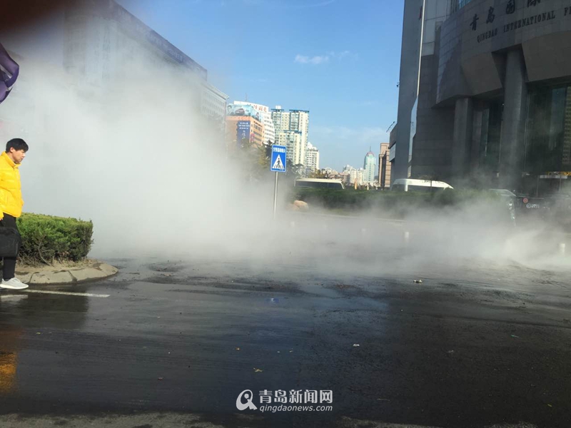 突发:香港中路暖气管道泄漏 各方全力抢修(图) 