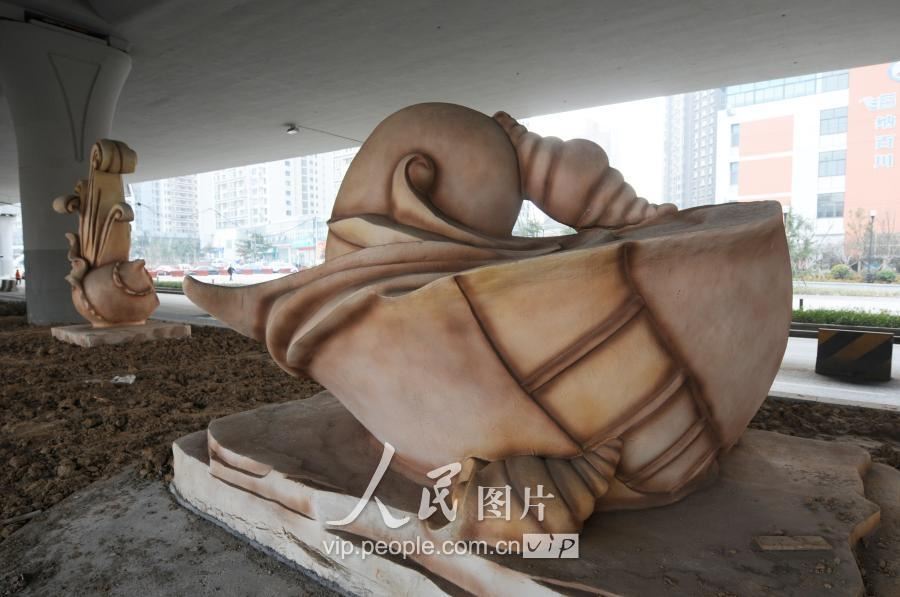 青岛现海洋元素雕塑群 巨型海螺高达4米