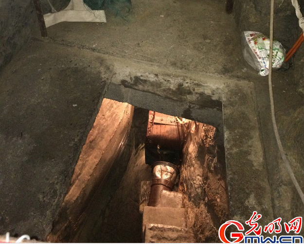 重庆老人家里挖出鱼泉 汛期可涌出数百斤鱼