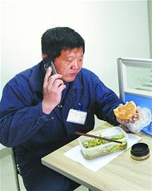 换热站维护工的一天:自备两天伙食 跑30户