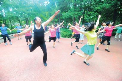 青岛各公园广场跳舞火爆 选曲讲究赶时髦