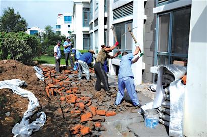 山水名园又现违建 占路建木栈道绿地变自留地