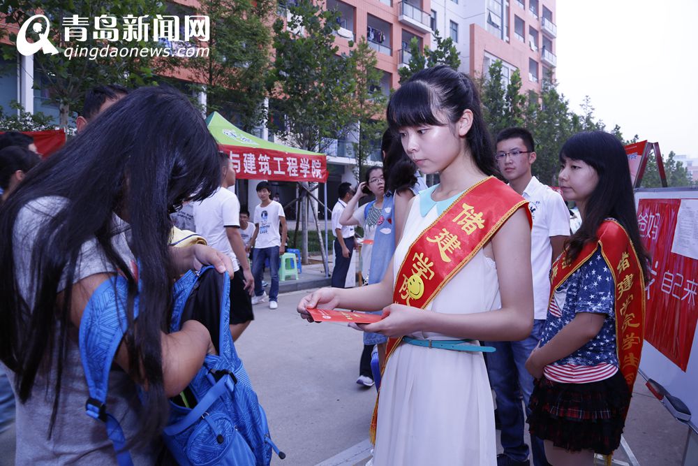 实拍大学新生报到现场 女神引导老师卖萌