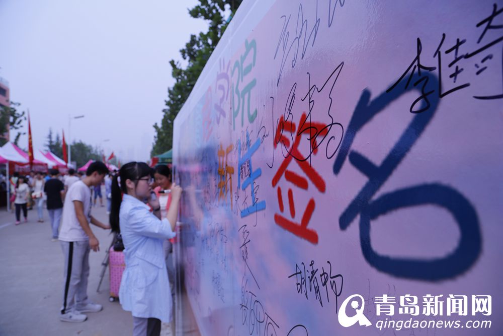 实拍大学新生报到现场 女神引导老师卖萌