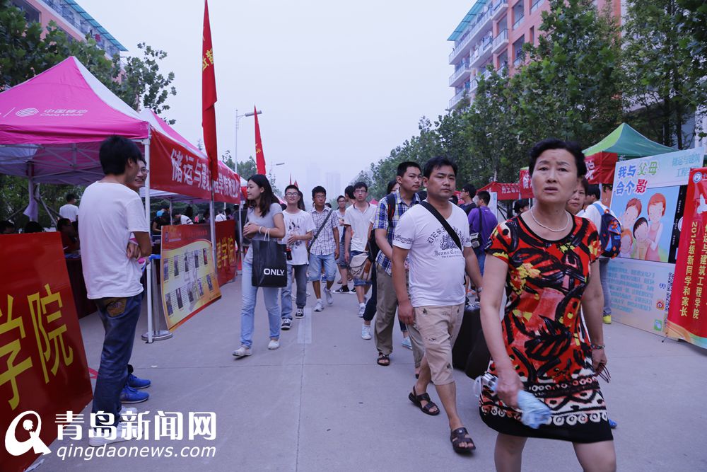 实拍大学新生报到现场 女神引导老师卖萌