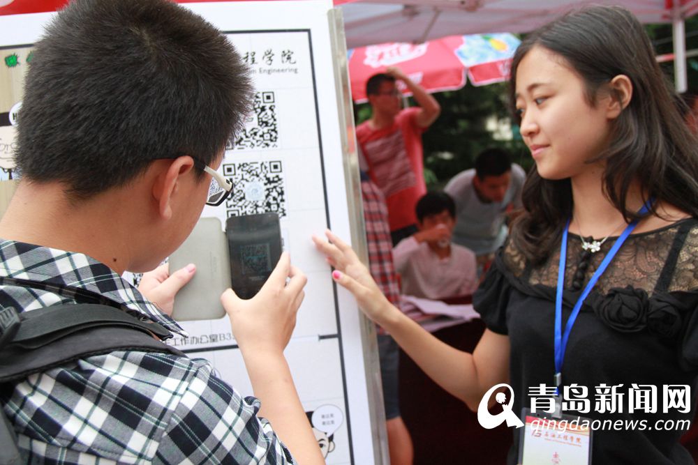 实拍大学新生报到现场 女神引导老师卖萌