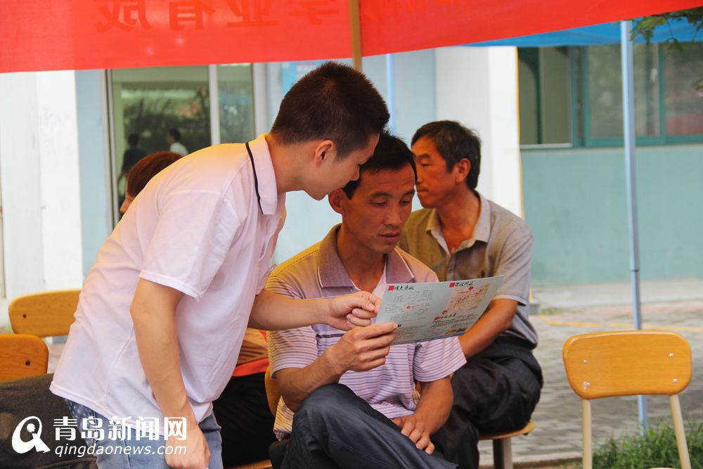 实拍大学新生报到现场 女神引导老师卖萌