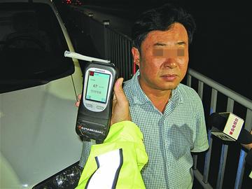 交警夜查酒驾 凯迪拉克强行闯关撞伤交警