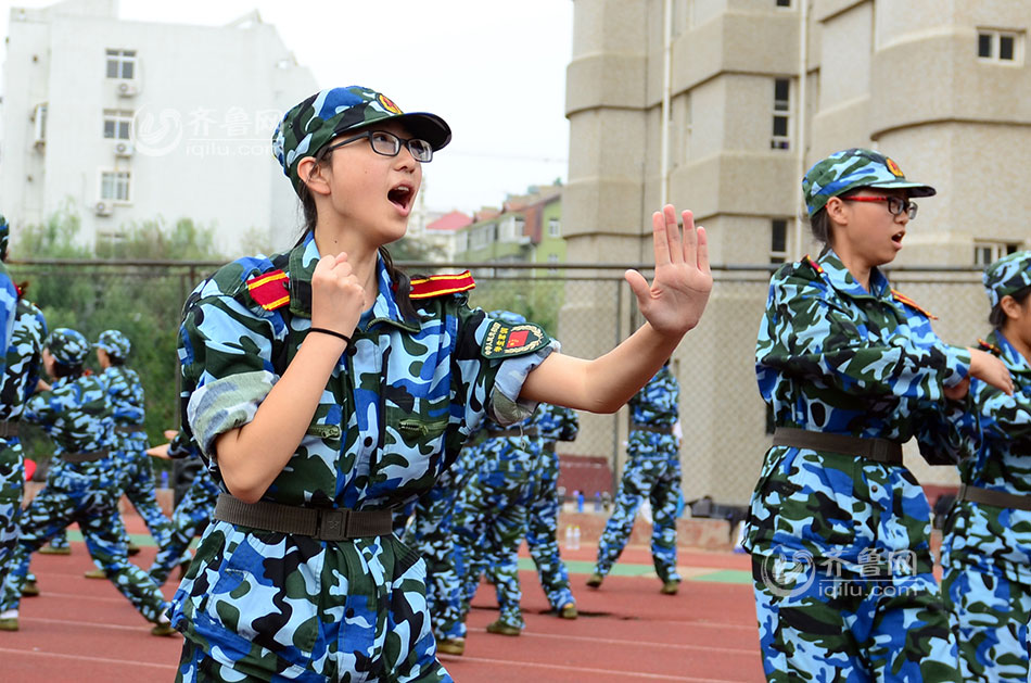 青岛：大一女生苦练捕俘拳